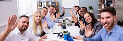 Eine Gruppe von gut gelaunten Seminarteilnehmern in Nürnberg, die Konfliktkompetenz, Führungskompetenz und Kommunikation in einem interaktiven Training stärken.“