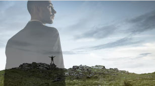 Mindful Leadership: Ein Geschäftsmann im Anzug und eine Person auf einem Hügel symbolisieren innere Ruhe, Selbstreflexion und achtsame Führung