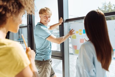 Teilnehmer eines interaktiven Seminars in Nürnberg trainieren Konfliktkompetenz, stärken Führungskompetenz und fördern Persönlichkeitsentwicklung.