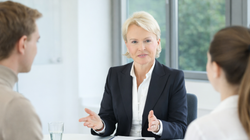 Das Bild zeigt Beate Reinhart in einem Beratungsgespräch mit Führungskräften und HR-Verantwortlichen, um einen Mobbingprozess im Team einzuordnen und geeignete Maßnahmen zu entwickeln, um die Vorgänge zu stoppen: Beratung bei Mobbingverdacht am Arbeitsplatz.