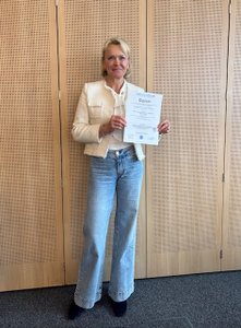 Beate Reinhart mit ihrem Zertifikat als "Diplom wertorientierter systemischer Teamcoach für systemisches Teamcoaching & Teamentwicklung mit Mehrwert.
