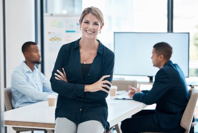 Eine selbstbewusste Führungskraft im Seminar ‚Die Führungskraft als Mediator‘ stärkt ihre Konfliktkompetenz und Kommunikationsfähigkeiten.