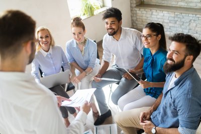 Gruppe von Führungskräften und Mitarbeitenden in einem interaktiven Workshop zu Konfliktkompetenz, Kommunikation, Teamarbeit und Persönlichkeitsentwicklung.