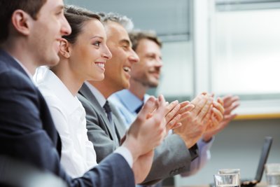 Seminarteilnehmer applaudieren nach einem erfolgreichen Training zur Konfliktkompetenz und Führungskompetenz bei Kompetenz Mensch.