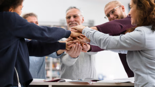 Generationenmix im Unternehmen: Ein Team aus Mitarbeitenden unterschiedlichen Alters arbeitet gemeinsam an einem Projekt, symbolisierend die Zusammenarbeit zwischen verschiedenen Generationen im Unternehmen.