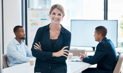 Eine selbstbewusste Führungskraft im Seminar ‚Die Führungskraft als Mediator‘ stärkt ihre Konfliktkompetenz und Kommunikationsfähigkeiten.