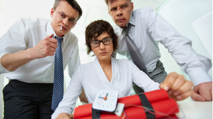 Schlechte Führung: Ein angespanntes Team unter Druck, das symbolisch mit einer tickenden Zeitbombe arbeitet – ein Sinnbild für Konflikte und Risiken im Unternehmen.