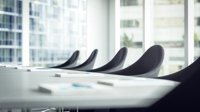 Moderner Konferenzraum für Konzeptentwicklung und Angebotserstellung im Bereich Seminare, abgestimmt auf Konfliktkompetenz und Führungskompetenz.