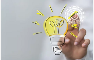 Eine Glühbirne, die gelb leuchtet und für die Frage 'Was ist Business Coaching?' steht. Sie symbolisiert Inspiration und die Klärung beruflicher Herausforderungen.