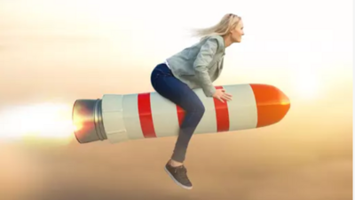 Coaching für Gründer: Eine Frau, die auf einer Rakete reitet – symbolisiert den dynamischen Start in die Selbstständigkeit und die Unterstützung durch individuelles Gründercoaching.